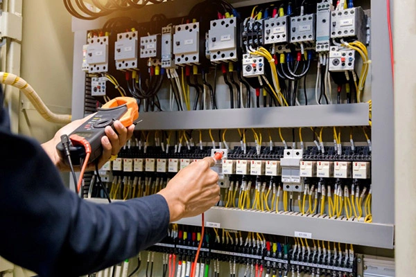 Kako izbira upora vpliva na delovanje elektronskega vezja?